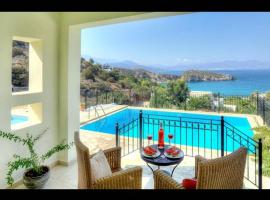 Villa Ares with private pool and a spectacular seaview，位于伊斯特隆的酒店