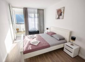 Bright Modern Holiday Home With Postcard Lake View，位于普卢日内的酒店