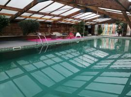 Gîte, piscine L'Ange Blanc 28 personnes，位于Lignières的酒店