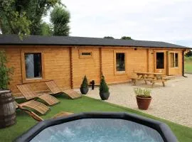 Stunning 5-Bed Cabin in Ashton Under Hill