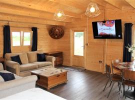 Stunning 5-Bed Cabin in Ashton Under Hill，位于伊夫舍姆的带按摩浴缸的酒店