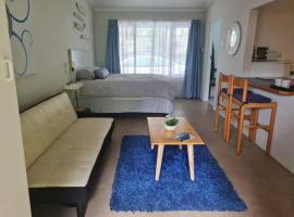 Lovely 1 Queen bed, 1 Sleeper couch Self-catering cottage，位于克卢夫Stokers Arms附近的酒店