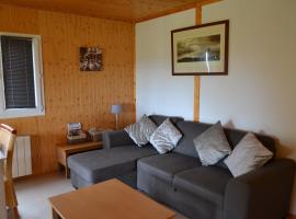 Beautiful lake view 3 bedroom chalet.，位于Saint-Manvieu-Bocage的酒店