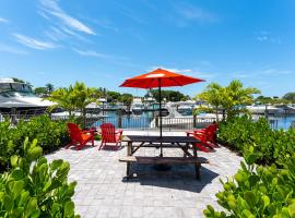 Room 127 - Waterfront, Heated Pool, Huge TV, Tiki Bar & Grill，位于萨拉索塔的酒店