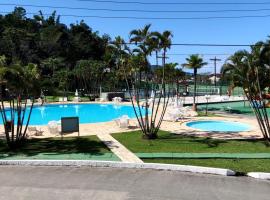 Apartamento até 10 pessoas na enseada Guarujá em condomínio clube praia piscinas salão jogos quadra futebol campo parquinho brinquedos Wi-fi Home office，位于瓜鲁雅的别墅