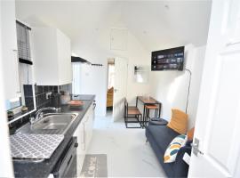 Adorable 1 bedroom guest house with free parking.，位于Bromley的公寓
