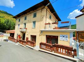 HOTEL PALAZZO DEL DOMA - Lake Vagli，位于Vagli di Sotto的酒店