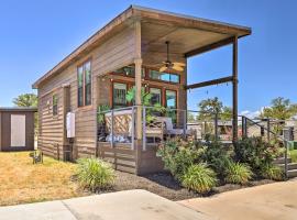 Upscale Tiny Home - Boho-Chic Austin Getaway!，位于奥斯汀的酒店