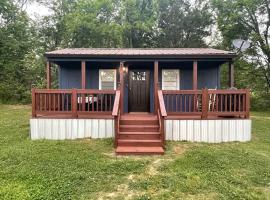 Cozy tiny home cabin in Eva, TN，位于Eva的小屋