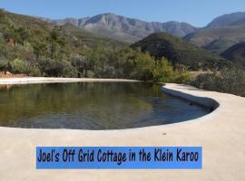 Joel's Off Grid Cottage in the Klein Karoo，位于奥茨胡恩黑山自然保护区附近的酒店