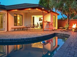 Quiet Luxury Estate w/ Heated Pool: Scottsdale，位于斯科茨的酒店