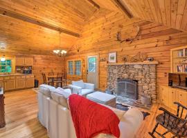 Secluded Waynesville Cabin Deck, Grill and Fire Pit，位于韦恩斯维尔的酒店