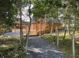 Craigshannoch Luxury 1 bed woodland lodge hot tub，位于Kintore的公寓