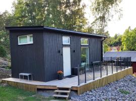 Cabin in the woods, close to Lake Mälaren，位于埃斯基尔斯蒂纳的酒店