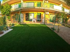 apartamento con jardin privado cerca de la playa!，位于阿姆泼斯塔的酒店