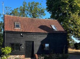Gorgeous comfortable barn with huge private orchard in quiet Suffolk location，位于Depden伊克沃斯大宅附近的酒店
