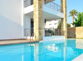Luxury Suite With Pool 'by DiCar Properties'，位于帕特雷的带泳池的酒店