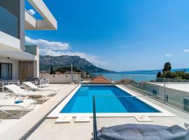 Luxurious VILLA LAPIS - heated pool, sauna, gym and spa, 120m to sandy beach，位于奥米什的度假屋