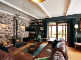 Brofallen- Spacious pet friendly bungalow with amazing coastal views