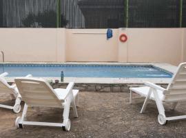 La casa de la tinaja piscina y chimenea by Toledo AP，位于Villamiel de Toledo的酒店
