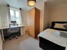 Private rooms in a shared house in Oxford - Host lives in the property，位于牛津的酒店