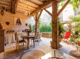 CHAMPAGNE HOUSE- Oasis de luxe & de charme - coeur de ville - 10-12 pers - piscine, cuisine d'été, patio, bar & piano，位于孔东的酒店