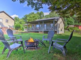 7 Mi to Downtown Morganton Cabin with Fire Pit!，位于摩根顿的酒店