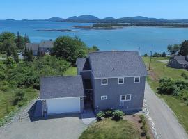 Nearly-new, Amazing Views! Near Acadia-bar Harbor，位于Marlboro的酒店