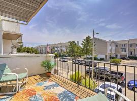 Brigantine Retreat with Balconies - Walk to Beach!，位于布里根泰恩的酒店