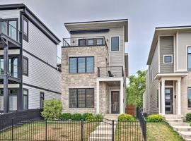 Modern Indianapolis Home with Skyline Views，位于印第安纳波利斯的酒店