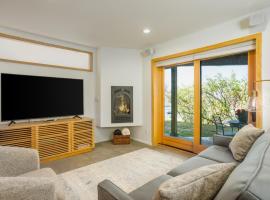 Downtown Contemporary Coastal Condo，位于安克雷奇的酒店