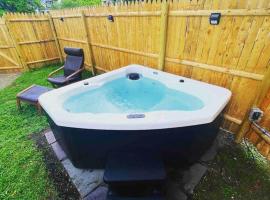 NEW!! Lovely unit w/ PRIVATE Hot Tub and patio!，位于拉科尼亚的公寓