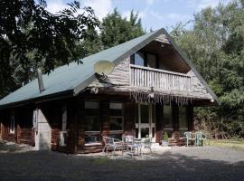 Lilly Lodge; nestled within the forest.，位于Tobermore的酒店