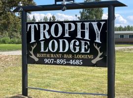 Trophy Lodge Accommodations，位于Delta Junction的带停车场的酒店