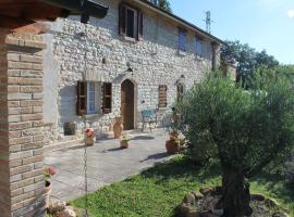 B&B Il Poggetto，位于Serra SantʼAbbondio的乡间豪华旅馆