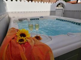 Jacuzzi House Sunflower，位于德尔锡伦西奥海岸的带按摩浴缸的酒店