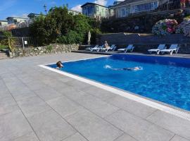 Hendre Coed Isaf Caravan Park，位于巴茅思的带泳池的酒店