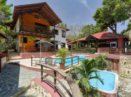 Villa Bayacanes con piscinas privadas，位于哈拉瓦科阿拉维加奥林匹克体育场附近的酒店