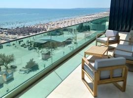 Luxury Promenada Apartment - Frontal Beachfront Mamaia Nord，位于那沃达利的豪华酒店