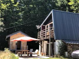 CHARMANT CHALET dans les monts du Forez，位于Le Fayt的酒店