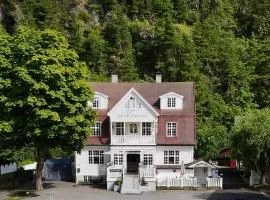 Valldal Fjord Lodge B&B