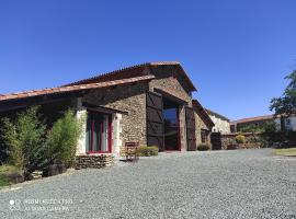 Domaine de l'Orfraie，位于Saint-Juire-Champgillon的带泳池的酒店