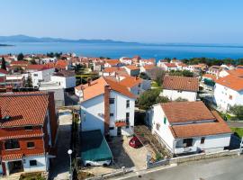 Apartments with a parking space Zadar - Diklo, Zadar - 6453，位于迪可罗的酒店