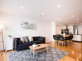 Chic Harbourside Group Haven in Heart of Hobart