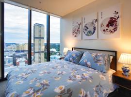 Luxury City Zen Apartment Rundle Mall with Rooftop Spa, Gym, BBQ，位于阿德莱德的带按摩浴缸的酒店