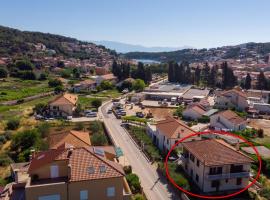 Apartments and rooms with parking space Jelsa, Hvar - 4028，位于耶尔萨的酒店