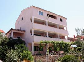 Apartments and rooms with parking space Barbat, Rab - 5070，位于拉布的酒店
