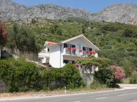 Apartments by the sea Brist, Makarska - 6813