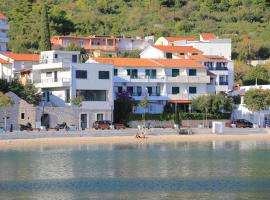 Apartments by the sea Igrane, Makarska - 6653，位于伊格拉恩的酒店