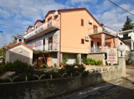 Apartments and rooms with parking space Starigrad, Paklenica - 6594，位于斯塔利格拉德-帕克利尼卡的酒店